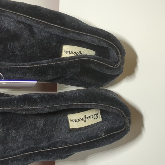 Dearfoam Slippers in Black - Picture 4 of 10